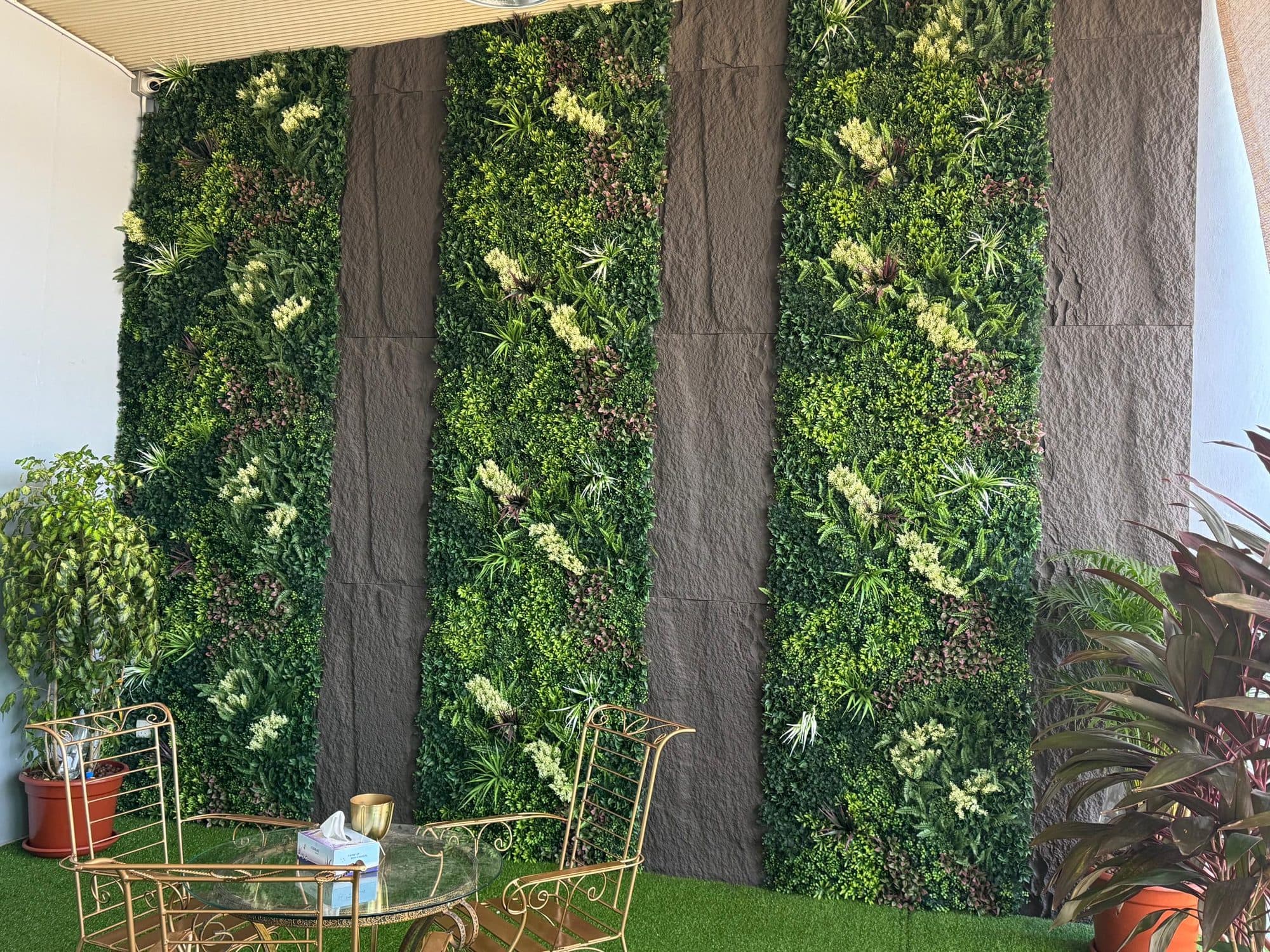 LushLeaf artificial green wall installed in a MissReno project (1)