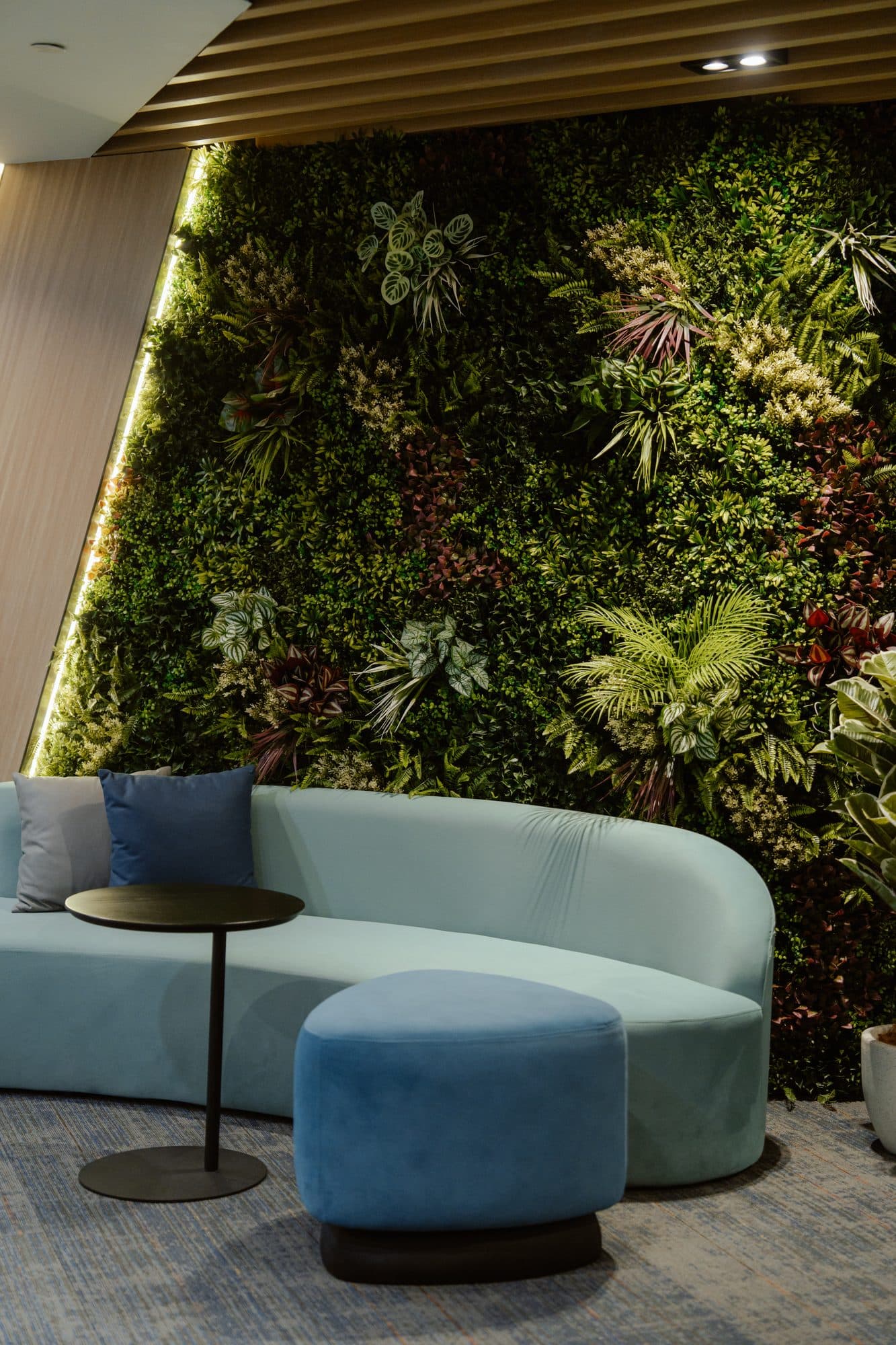 LushLeaf artificial green wall installed in a MissReno project (4)