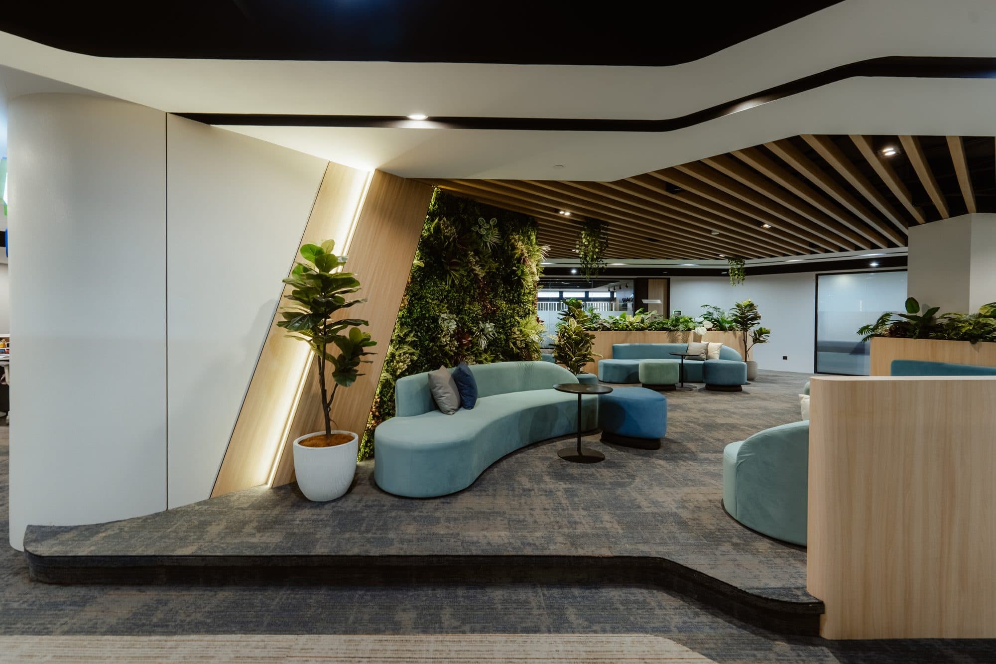 LushLeaf artificial green wall installed in a MissReno project (5)