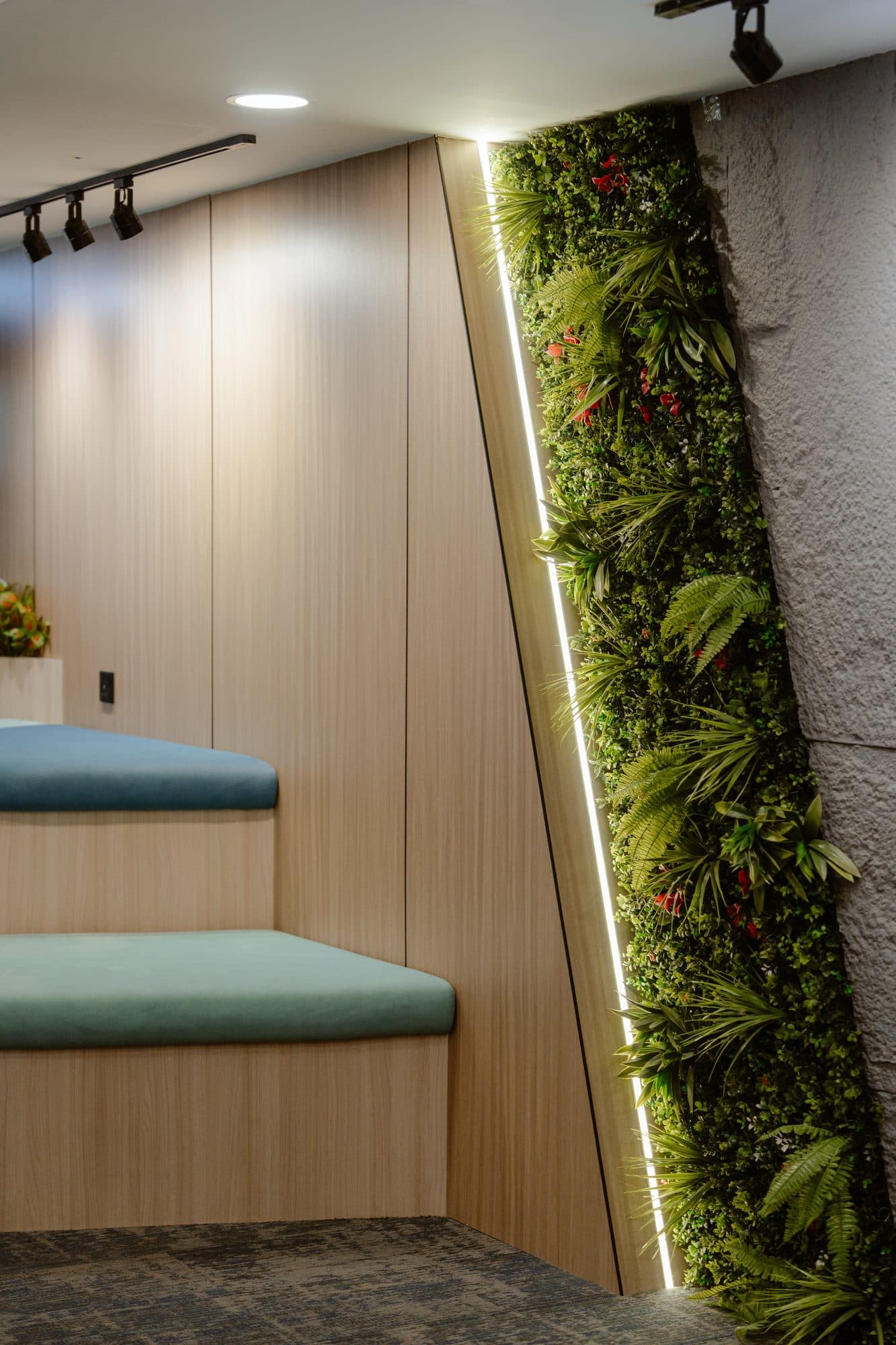LushLeaf artificial green wall installed in a MissReno project (6)